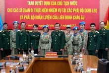 Генерал-полковник Хоанг Суан Тьиен и руководители учреждений Минобороны фотографируются в офицерами.