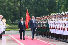 Премьер-министры двух стран обходят строй почетного караула. Фото: ВИА