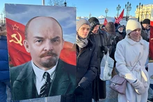 Многие поколения россиян выражают искреннюю благодарность В.И. Ленину. Фото: Тхюи Ван