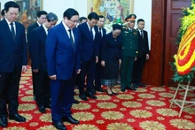 Премьер-министр Фам Минь Тьинь прощается с товарищем Кхамтаем Сипхандоном в Посольстве Лаоса во Вьетнаме, 4 апреля 2025 года. Фото: ВИА