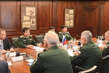 Генерал-полковник Хоанг Суан Тьиен наносит визит вежливости Министру обороны России генералу армии Сергею Шойгу.