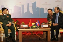 Министр Фан Ван Жанг на встрече с Вице-премьером, Министром обороны Камбоджи Теа Банем.