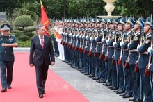 Президент То Лам обходит строй почетного караула. Фото: ВИА