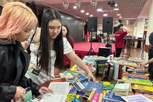 Студенты с интересом посещают книжную ярмарку. Фото: Тхюи Ван