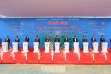 Премьер-министр Фам Минь Тьинь и делегаты в провинции Куангнгай нажимают кнопки в знак начала строительства 12 составных участков скоростной автомагистрали.