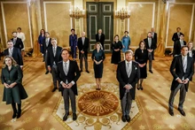 Король Нидерландов Виллем-Александр (второй справа, первый ряд) и Премьер-министр Нидерландов Марк Рютте (второй слева, первый ряд) на церемонии приведения к присяге нового Правительства, 10 января 2022 года. Фото: AFP/ВИА