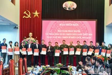 Товарищ Ле Куок Минь и представители некоторых подразделений вручают новогодние номера газеты представителям подразделений. Фото: Тхань Дат