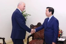 Вице-премьер Чан Хонг Ха и г-н Реха Денемек, вице-президент корпорации «IC ICTAS». Фото: ВИА