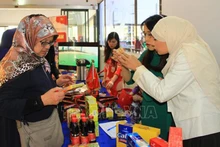 Алжирские потребители узнают больше о вьетнамской продукции на мероприятии. Фото: ВИА