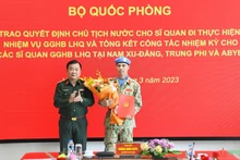Генерал-полковник Хоанг Суан Тьиен вручает решение. Фото: qdnd.vn