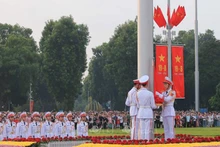 Почетный караул проводит церемонию поднятия флага.