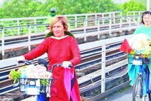 Стелла Чиорра в поездке по продвижению вьетнамского аозай. Фото: ВИA