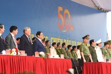 Премьер-министр Фам Минь Тьинь и руководители на церемонии. Фото: Чан Хай