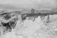 Герой армии Нгуен Куок Чи (первый справа) вместе с солдатами атакует аэродром Мыонгтхань. Фото: ВИА