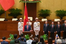 Президент То Лам приносит присягу.