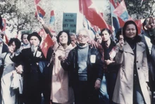 30 апреля 1975 года вьетнамцы вышли на шествие по улицам Парижа, неся транспаранты «Вьетнам победил». Фото: Ле Тан Суан