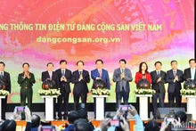 Делегаты нажимают кнопки в знак официального открытия электронного портала КПВ. Фото: Данг Кхоа