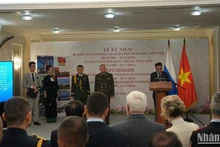 Посол Вьетнама в России Данг Минь Кхой выступает на мероприятии.