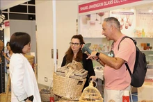 Иностранные гости знакомятся с вьетнамской продукцией на выставке. Фото: ВИА