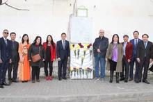 Делегаты возлагают цветы к мемориальной стеле. Фото: baoquocte.vn