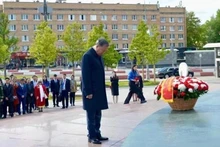 Генеральный секретарь ЦК КПВ То Лам, его супруга и высокопоставленная вьетнамская делегация у статуи Президента Хо Ши Мина в Москве, 10 мая. Фото: ВИA