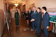Посол Вьетнама в Швеции Чан Ван Туан представляет фотовыставку о Вьетнаме.
