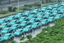 Автомобили GreenCar на церемонии открытия первой компании электрических такси в Ханое.