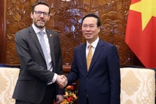 Президент Во Ван Тхыонг и Посол Великобритании во Вьетнаме Иэн Фрю. Фото: ВИА