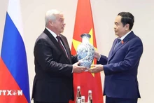 Председатель НС Чан Тхань Ман вручает подарок Губернатору Ростовской области Василию Голубеву. Фото: ВИА