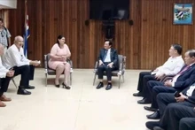 Общий вид переговоров между Постоянным замсекретаря Парткома провинции Биньзыонг Нгуен Хоанг Тхао и Первым секретарем Парткома провинции Артемиса Глэдис Мартинес Вердесией. Фото: VNA 