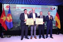 Посол Вьетнама в Германии Ву Куанг Минь (первый справа) и делегаты на мероприятии. Фото: VNA