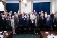 Посол Данг Минь Кхой, ветераны войны и делегаты фотографируются на память. Фото: Тхань Тхэ 