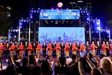 Делегаты разрезают ленту в знак открытия фестиваля. Фото: ttbc-hcm.gov.vn