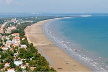 Куангнинь имеет 250 км морских путей с лучшей в стране системой связи и передачи электроэнергии, которая является основой для развития ветроэнергетики. Фото: diendandoanhnghiep.vn