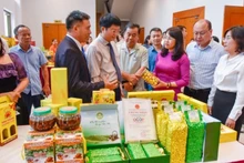 Делегаты посещают стенд, представляющий типичные продукты провинции Куангнинь в 2023 году.