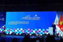 Замминистра иностранных дел До Хунг Вьет выступает на церемонии. Фото: ВИА