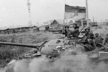 Освободительная армия заняла бронетанковую школу марионеточной армии на базе Ныокчонг (Биенхоа). С начала апреля 1975 года наши главные силы со всех направлений двинулись к Сайгону, бурной силой атаковали противника и уничтожили всю внешнюю линию обороны противника. (Фото: Хыа Кием/ВИА)