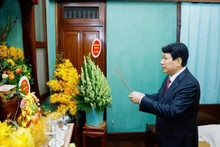Президент Лыонг Кыонг воскуряет благовония в память о Президенте Хо Ши Мине. Фото: ВИА