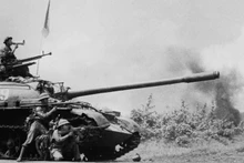 Танки Освободительной армии атакуют городок Буонматхуот, 10 марта 1975 года. (Архивное фото: ВИА)