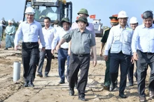 Премьер-министр Фам Минь Тьинь проверяет ход строительства скоростной автомагистрали Кантхо-Камау. Фото: Тхань Жанг