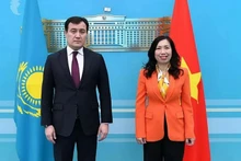 Замминистра Ле Тхи Тху Ханг (справа) и Замминистра иностранных дел Казахстана Алибек Бакаев. Фото: ВИА