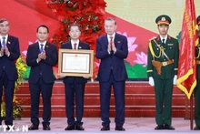 Генеральный секретарь ЦК КПВ То Лам вручает Орден Труда первой степени Парткому, властям и жителям г. Дананг. Фото: ВИА