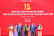 Заместитель секретаря партийного комитета, генеральный директор Saigon Co.op Нгуен Ань Дык от имени подразделения получает памятную медаль и награды от руководителей Правительства и Министерства промышленности и торговли.