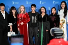 Режиссер Фам Нгок Лан (четвертый справа). Фото: vtv4.vtv.vn