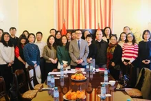 Посол Ву Ле Тхай Хоанг и участники беседы фотографируются на память. 
