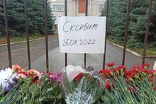 Местные жители выразили соболезнования погибшим при стрельбе в школе №88. Фото: nsk.kp.ru