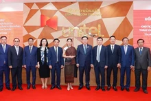 Председатель НС Выонг Динь Хюэ фотографируется с руководителями Unitel.
