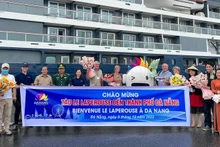Представители города Дананга встречают пассажиров круизного лайнера «Le Laperouse».