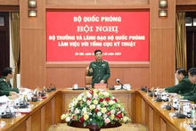 Министр обороны генерал армии Фан Ван Жанг выступает на встрече.