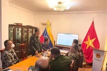 Полковник Ву Тхэ Чунг представил информацию о Белой книге Вьетнама по национальной обороне. Фото: ВИА